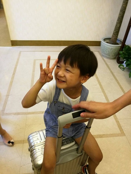 田亮带儿子旅行过暑假 小亮仔坐行李箱活泼可爱