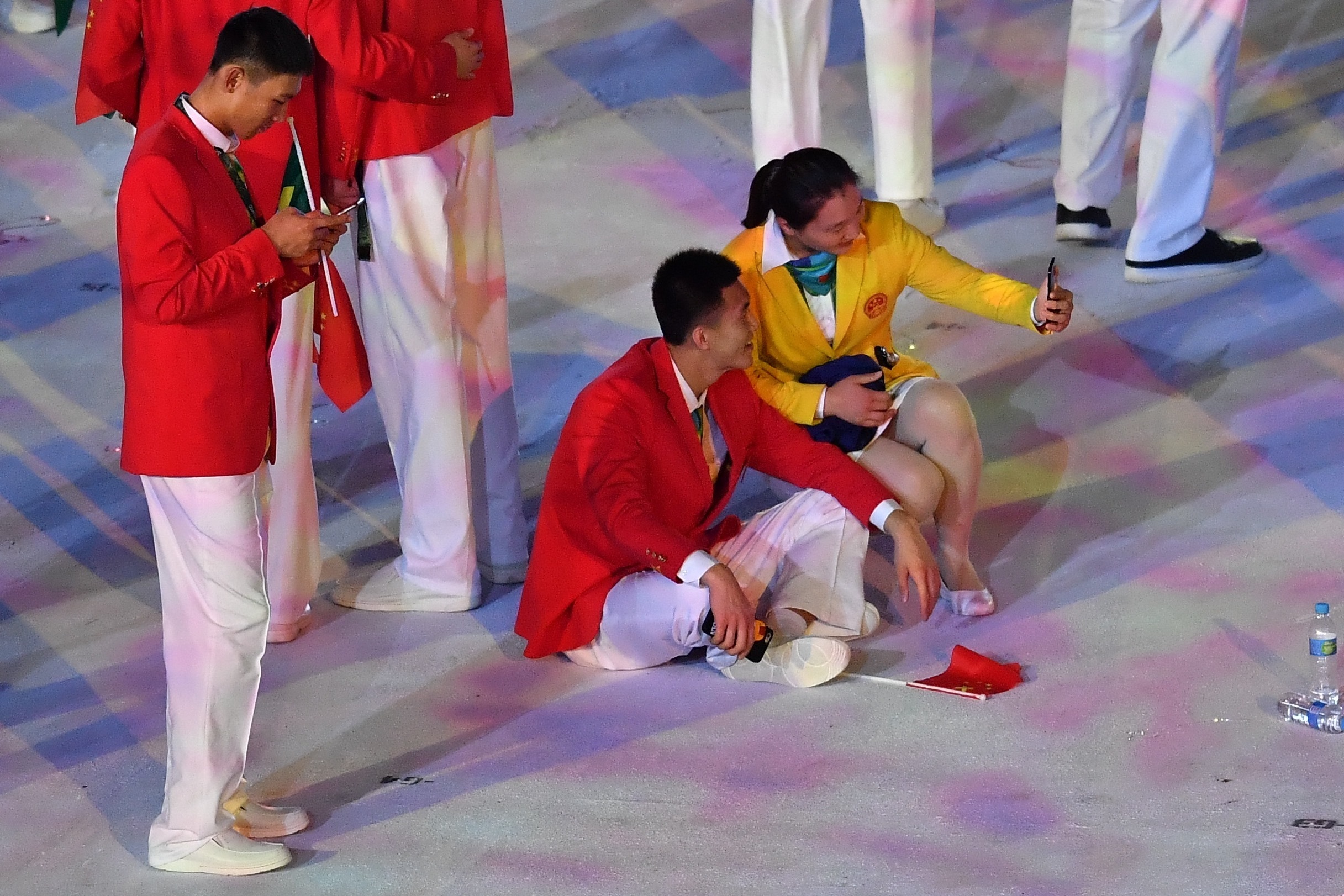 中国蹲盘腿坐!男篮队员手把手将绝技传到南美_体育_手机凤凰网