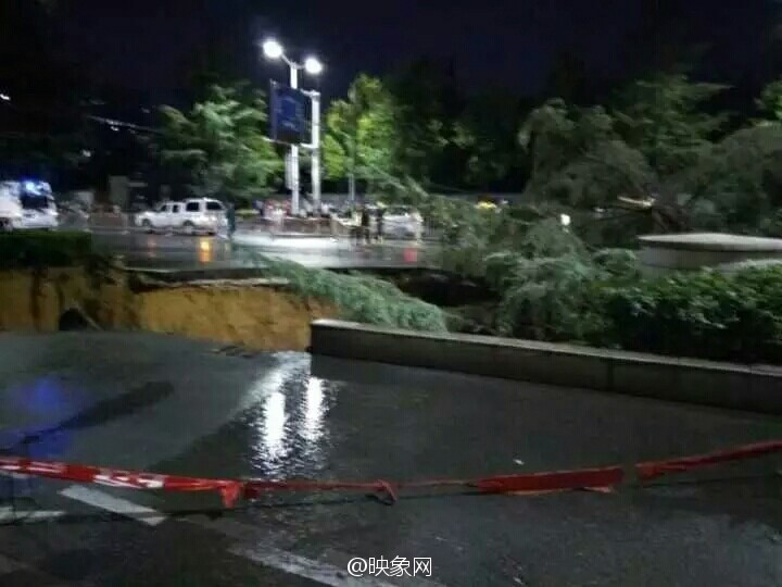 河南道路突然塌陷 路人掉进深坑瞬间(高清组图)