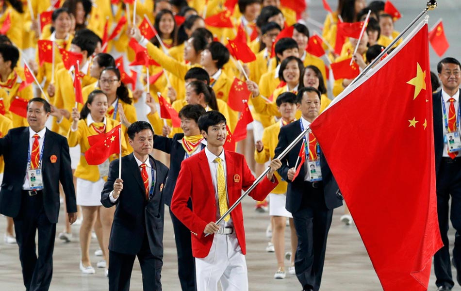 北京时间8月3日20时30分,中国奥运代表团在里约奥运村升旗广场举辛怂