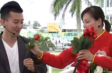 吴敏霞和男友首同框 送玫瑰告白