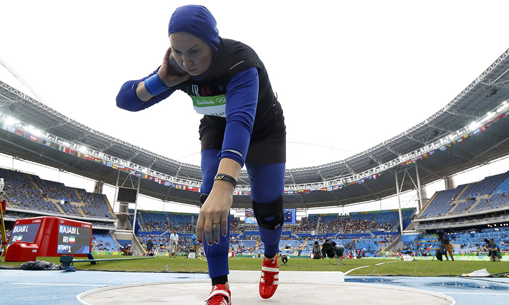 莱拉•拉贾比来自伊朗，是本次奥运会伊朗的铅球女选手。在过去，拉贾比曾是伊朗国家铅球纪录保持者，她获得亚洲室内锦标赛金牌和亚洲室外锦标赛银牌，33岁的她实力不容小觑。