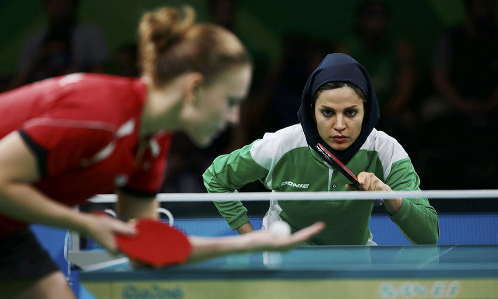 8月7日当天，白俄罗斯对战伊朗的乒乓球比赛中，也被网友发现伊朗的女选手同样全副武装，不让身体过多爆露在镜头底下。在激烈的比赛当中，因为服装的关系，伊朗选手不断擦去头上的汗水，看起来比白俄罗斯选手要吃力。