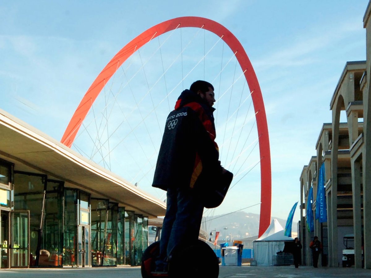 意大利都灵奥林匹克圆拱（Olympic Arch）。都灵奥林匹克圆拱高226英尺（68米），跨越一座连接奥运村和赛事区的人行天桥。建筑师：休·达顿（Hugh Dutton）。都灵2006年冬奥会。