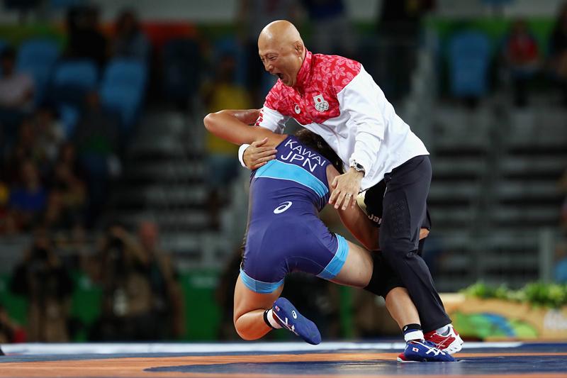 日本摔跤运动员抱摔教练庆祝