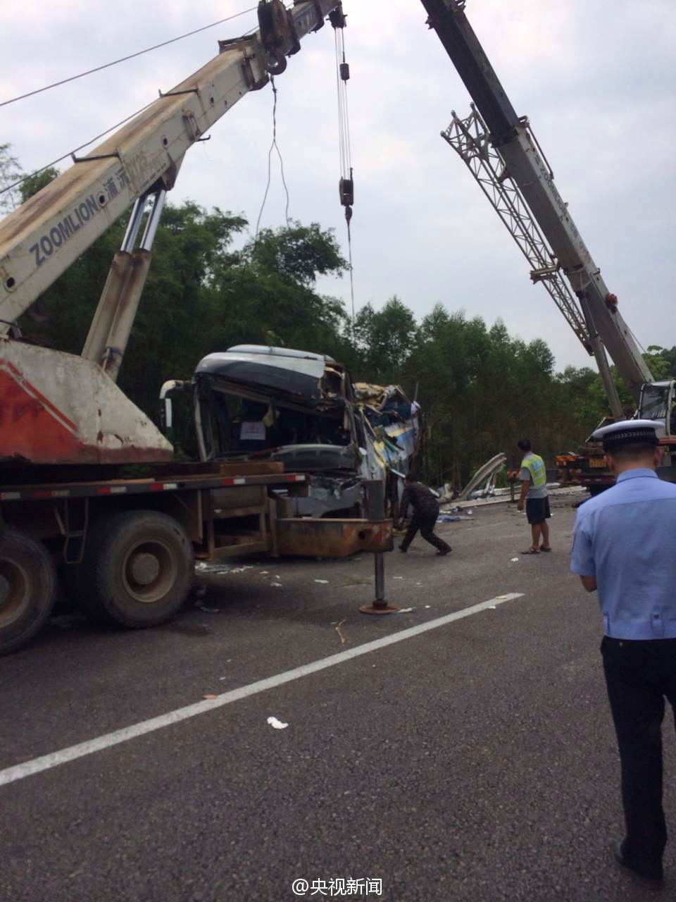 广昆高速南宁境内一大巴失控翻出路外 致10人死32人伤