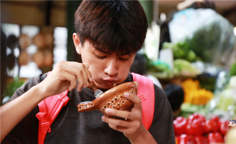 组团吃蝎子!郭晶晶紧捂胸口 刘翔呛出眼泪(组图)