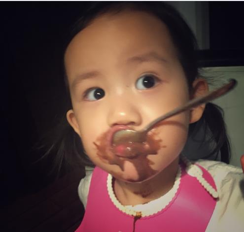 黄磊小女儿狂吃冰激凌 不顾巧克力糊一脸