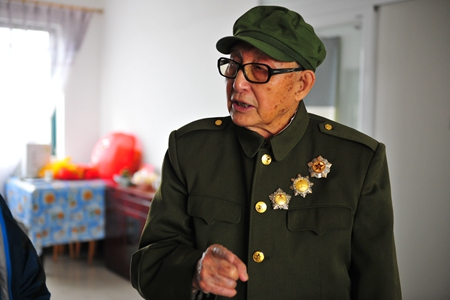 接受采访的抗联老战士_凤凰历史