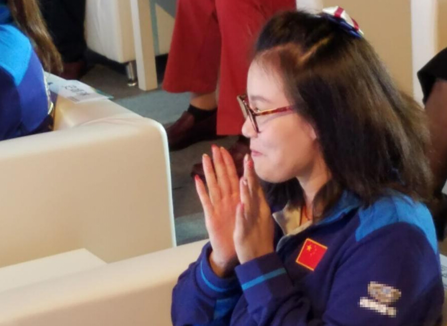 傅园慧抿嘴拍手，再现表情包。