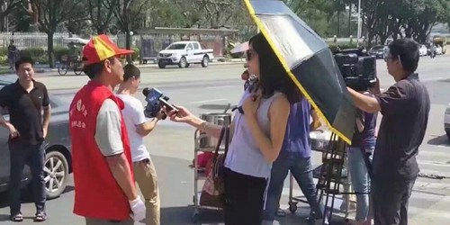 媒体：打伞女记者为什么让你很生气？