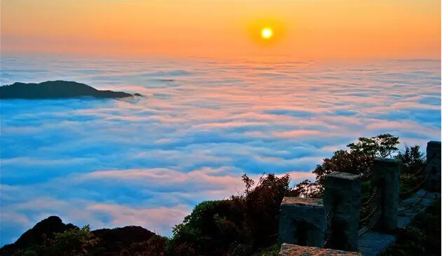 广东第一峰风景区位于南岭国家自然保护区,风景区内的石坑崆,海拔1902米,为广东最高峰,堪称广东的"喜马拉雅"!秋高气爽,正是登顶第一峰观浩瀚云海、梦幻星空和日出日落最清晰最适宜的时节,苦苦等了一年的亲们又怎能错过如斯美景呢!又或者,你是否有徒步上去的疯狂想法呢?例如在秦汉古道徒步。一边欣赏大自然的美丽,一边挑战自己能力的过程。小编个人觉得户外运动可以锻炼一个人的毅力和坚持,也可以让你发现真实的自己!热爱徒步之旅的朋友们不妨可以试一下。 地址:阳山县秤架瑶族乡南岭国家级自然保护区 贤