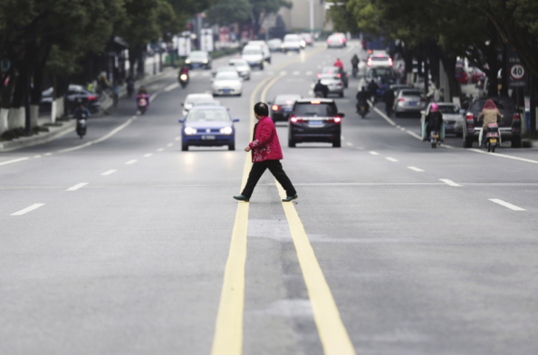上海：八旬老人横穿马路被保时捷撞上不治身亡