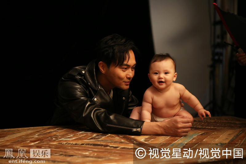 张智霖被混血宝宝咬着不放