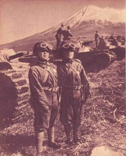 驻守日本本土的坦克部队，参加训练的坦克兵还都只是孩子。