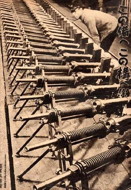 日军兵工厂里的各型轻重机枪。