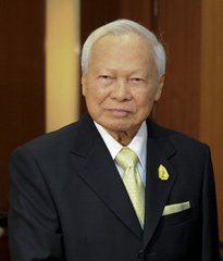 96岁炳·廷素拉暖任泰国摄政王，继承人暂缓登基
