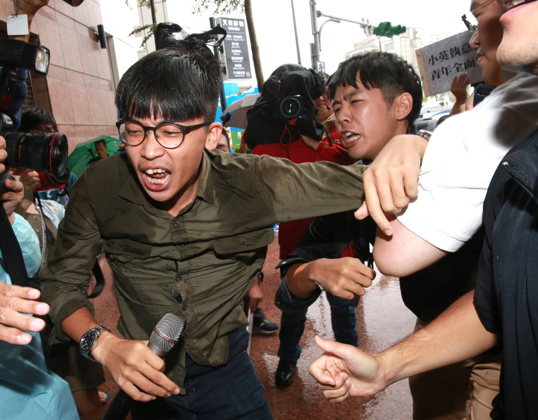 抗议蔡英文砍7天假，台40多青年团体直捣民进党部(图)