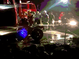 山东枣庄一半挂车与农用三轮车相撞 致11人死亡