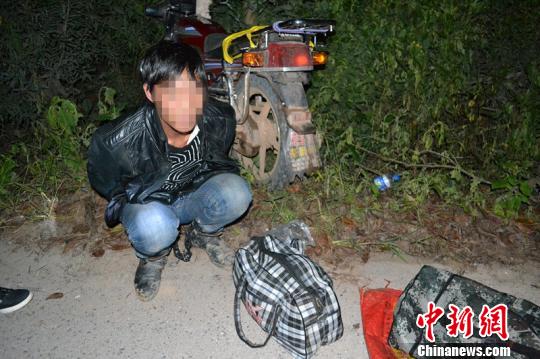 男子“全副武装”骑摩托运毒11公斤 被警方抓获