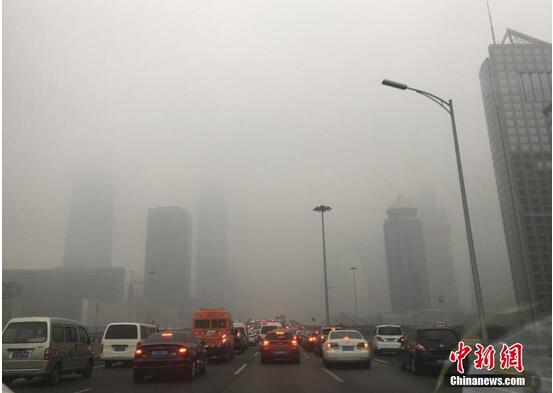 北京雾霾净化塔惹争议 专家称效果不如用布盖工地