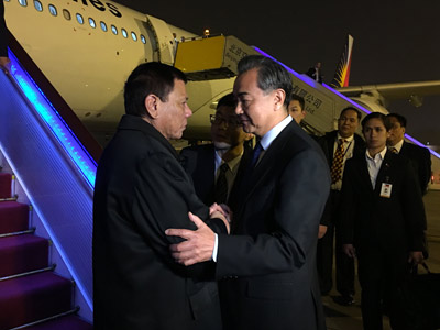 杜特尔特抵达北京 王毅到机场迎接