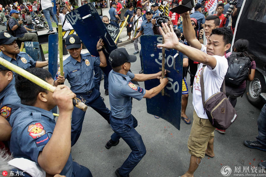 菲民众反美遭警车碾压 怒骂：警察还在做美国走狗