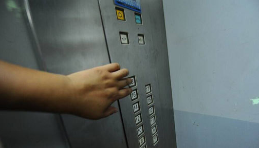 杭州年轻女子裸身倒在电梯 颈部及上身有多处刀伤