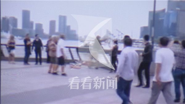 香港男子将两辆摩拜单车扔进黄浦江 还砸坏近