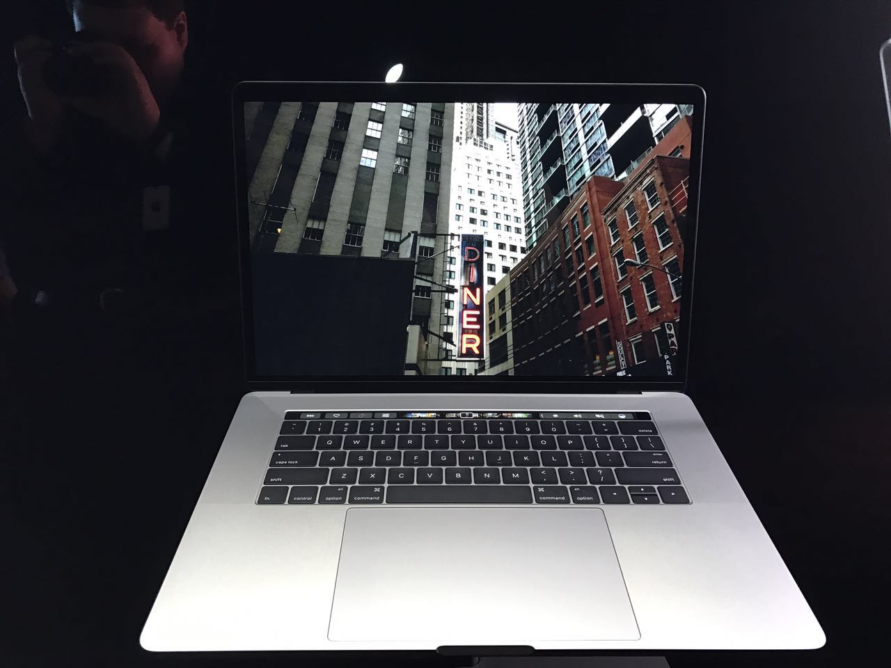 2016款MacBook Pro试玩：产品很美好但售价偏高_手机凤凰网