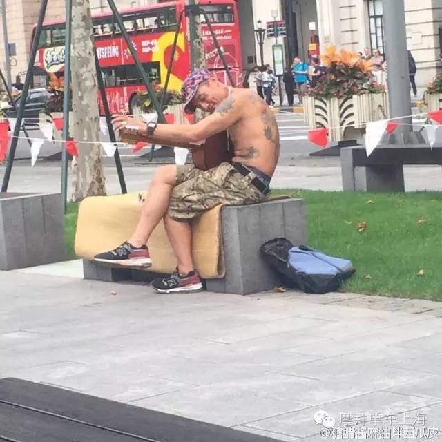 香港男子将两辆摩拜单车扔进黄浦江 还砸坏近