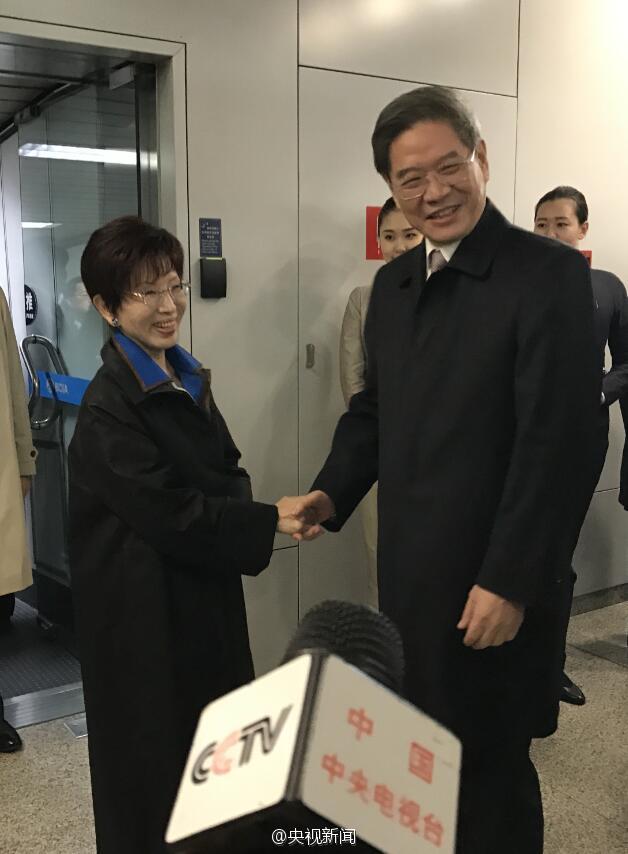 洪秀柱率拜访团抵达北京:天气冷心热就好