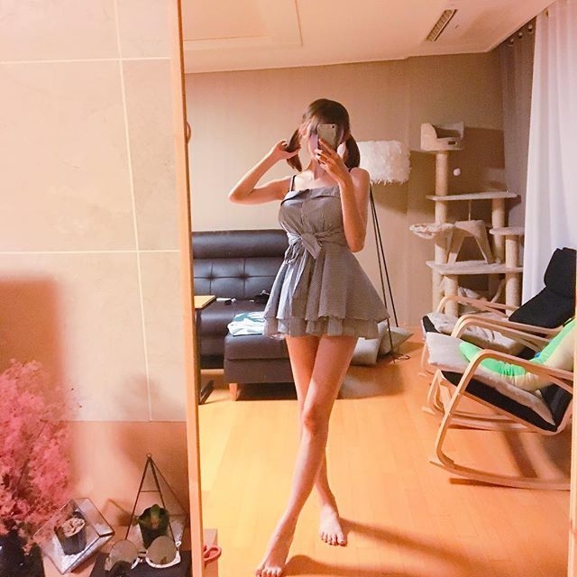 在亚洲，韩国的主播文化非常盛行，同时也涌现了一批新生代素人美女。近日，韩国直播平台Afreeca金牌女主播阿英签约来到中国，据说这边开出了不菲的价格请她加盟，让人难以拒绝。阿英因为逆天长腿、曼妙的身材而被熟知，甚至有韩国宅男称她是亚洲第一女神。此前她经常和李秀彬克洛伊等韩国女主播一起直播，一言不合就跳舞，真是福利满满呢。