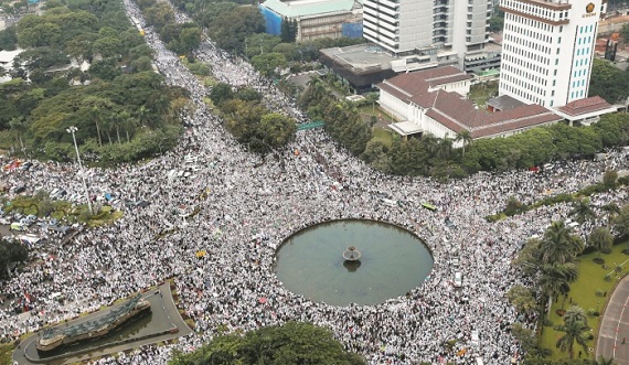 雅加达爆发反华裔省长大游行 指控其“亵渎”古兰经