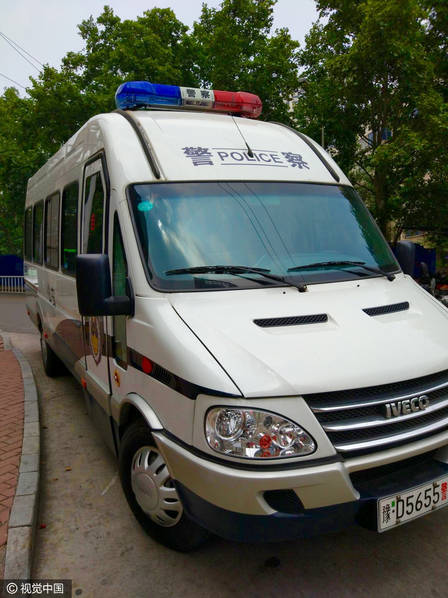 保安冒充警察出警 被警察抓了