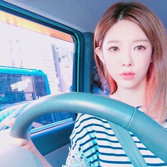 在亚洲，韩国的主播文化非常盛行，同时也涌现了一批新生代素人美女。近日，韩国直播平台Afreeca金牌女主播阿英签约来到中国，据说这边开出了不菲的价格请她加盟，让人难以拒绝。阿英因为逆天长腿、曼妙的身材而被熟知，甚至有韩国宅男称她是亚洲第一女神。此前她经常和李秀彬克洛伊等韩国女主播一起直播，一言不合就跳舞，真是福利满满呢。