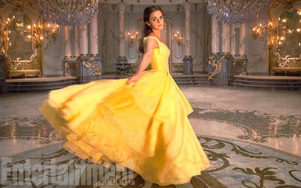 《美女与野兽》重现经典舞会 爱玛一袭黄裙惊艳亮相