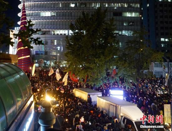 朴槿惠向准总理移交部分职权 韩民众拟再万人示威