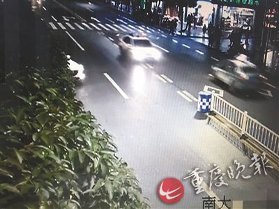 重庆一警车遇车就超见灯就闯还逆向行驶 真相是…