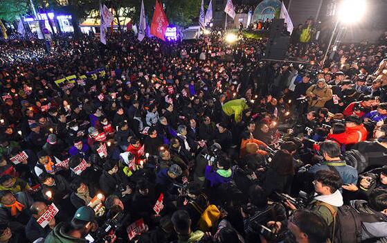 韩民众明日举行第三轮烛光集会 要求朴槿惠下台