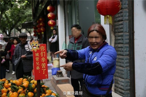 重庆街头小贩的这一举动 把城管感动得直抹泪(图)