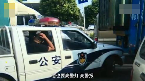 龙岗交警大队布吉中队民警李杨带领三名辅警人员驾驶警车出警,至盛