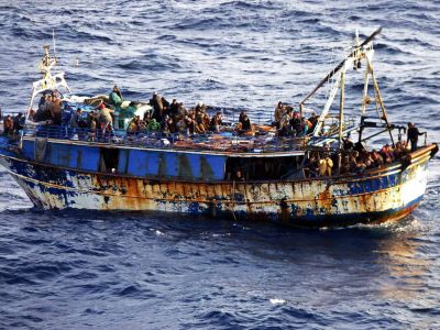 外媒：一艘移民船在地中海倾覆 约百人失踪
