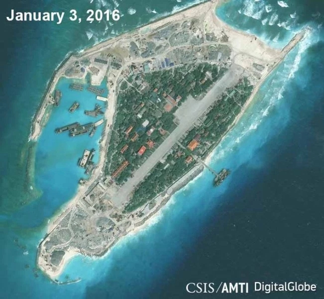 卫星图显示,越南在南沙群岛跑道已扩建至超过3300英尺(1公里)。 原标题:美智库:越南在南海岛屿扩建跑道 长度已达1公里 【环球网报道记者 赵衍龙】新加坡联合早报网11月18日报道称,美国智库说,越南正在南海一个岛屿扩建跑道。 华盛顿智库亚洲海事透明倡议(Asia Maritime Transparency Initiative)说,本月拍摄的卫星视像显示,越南在南沙群岛的跑道已从少于2500英尺(约760公尺)扩建至超过3300英尺(1公里)。 该智库说,如果扩建工程持续展开,该跑道最终将长达400