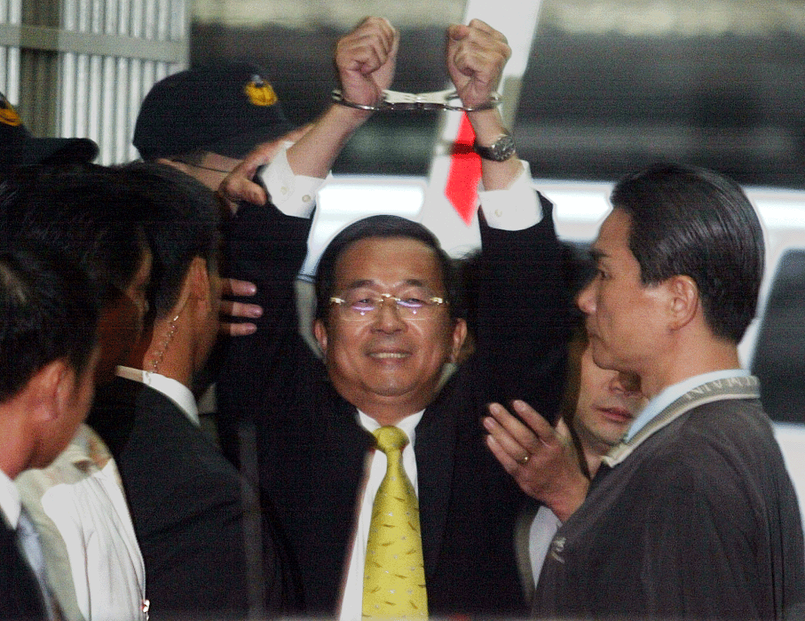 陈水扁要出纪念桌历 蓝委：用高举上铐双手那张照片