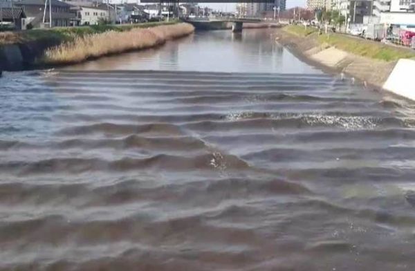 日本强震后现异象 河水竟“逆流”而上