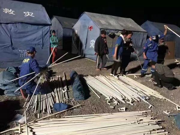 中缅边境一夜搭好上百难民帐篷，仍有零星炮声