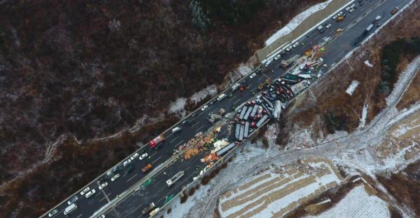 山西：高速37辆车相撞致44死伤