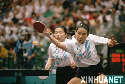 与邓亚萍搭档女双的是乒乓球名将乔红，1989年，乔红在世界乒乓球锦标赛中获女子单打冠军，同时和邓亚萍合作获得女子双打冠军。在其后很长一段时间内，邓亚萍和乔红在国际乒联的世界女子单打排名中分列第一和第二位。