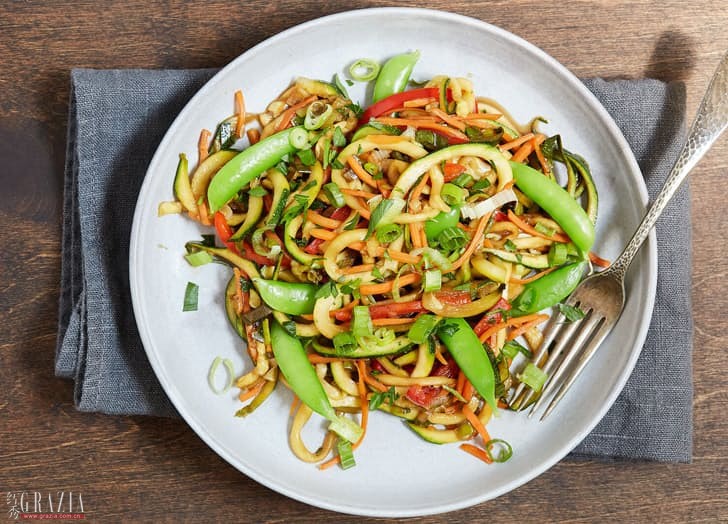 zoodle stir-fry zoodle是指用机器将西葫芦做出面条状,专门为爱吃